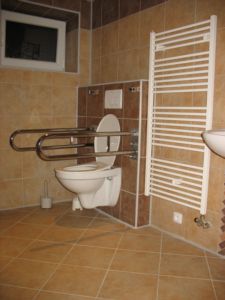 Barrierefreies WC und Dusche - gemeinsam für Zimmer N. 1 und 2